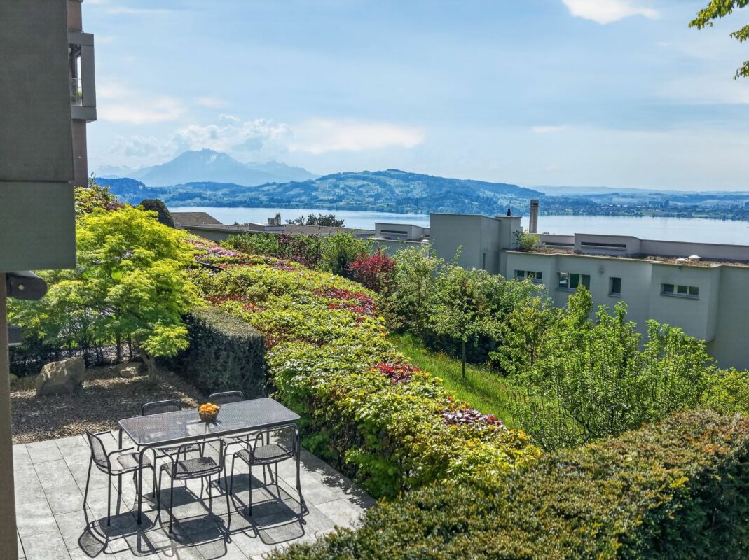 Seeblick mit Garten- und Terrassenbereich