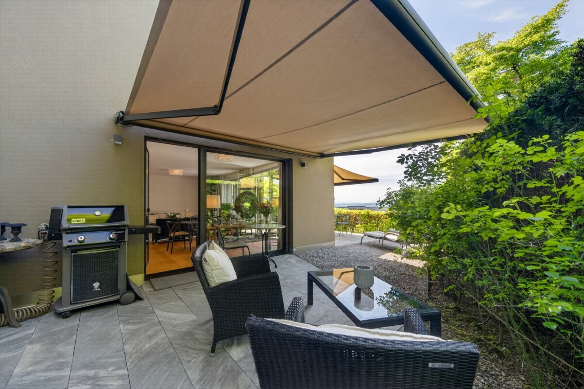 Überdachte Terrasse mit Grill und Lounge-Bereich