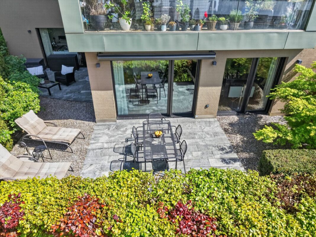Außenansicht einer modernen Wohnterrasse mit Garten