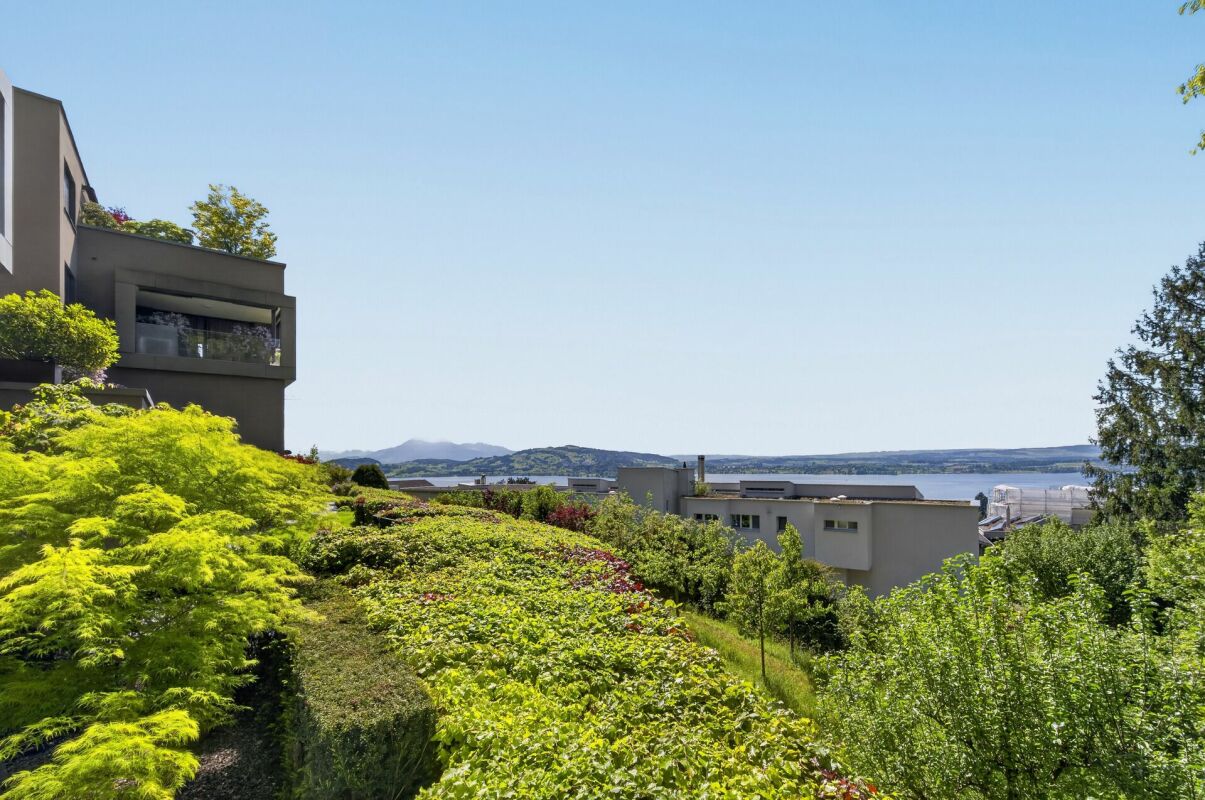 Außenansicht mit Garten und Seeblick
