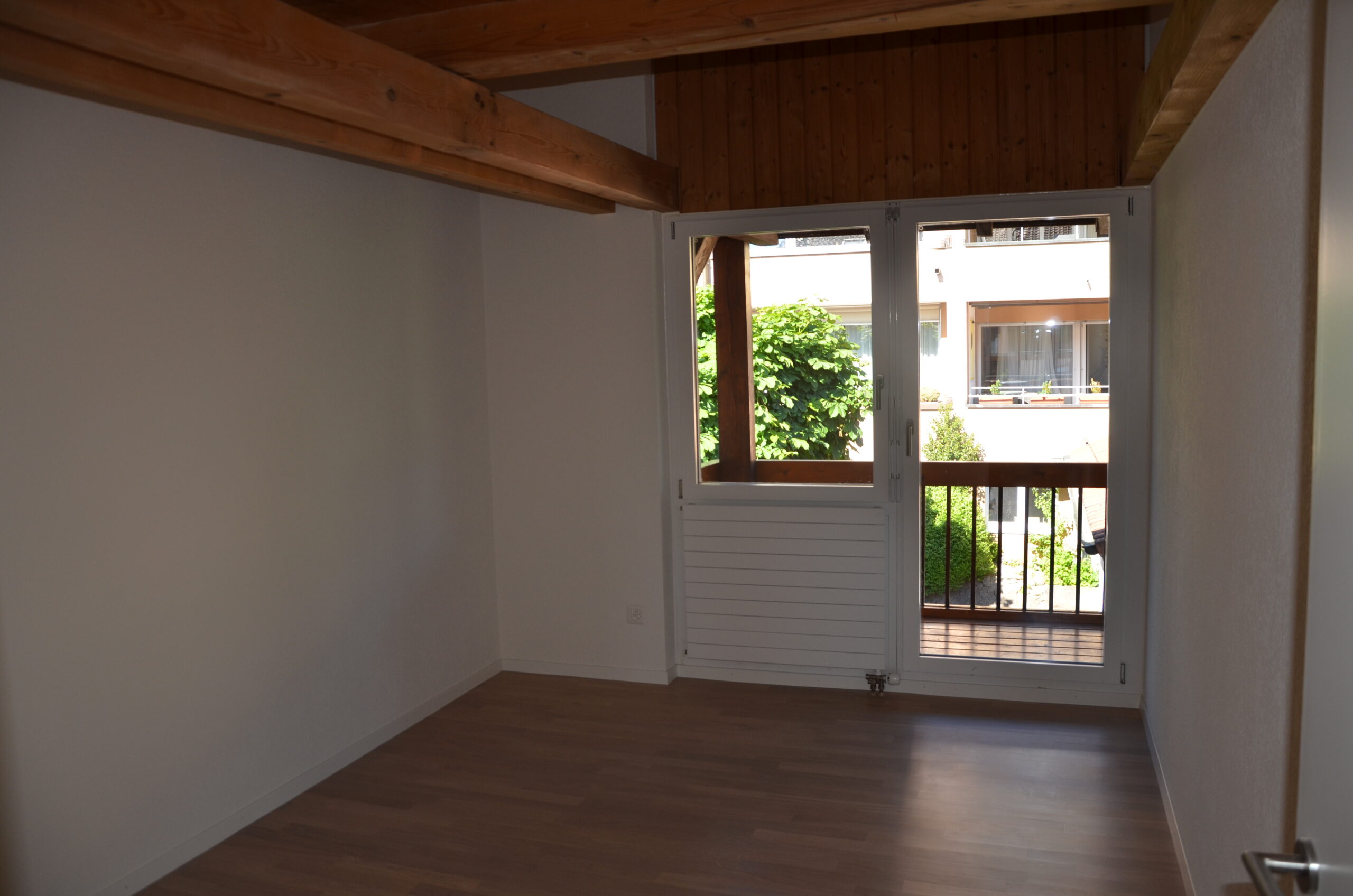 Leeres Zimmer mit Balkonblick