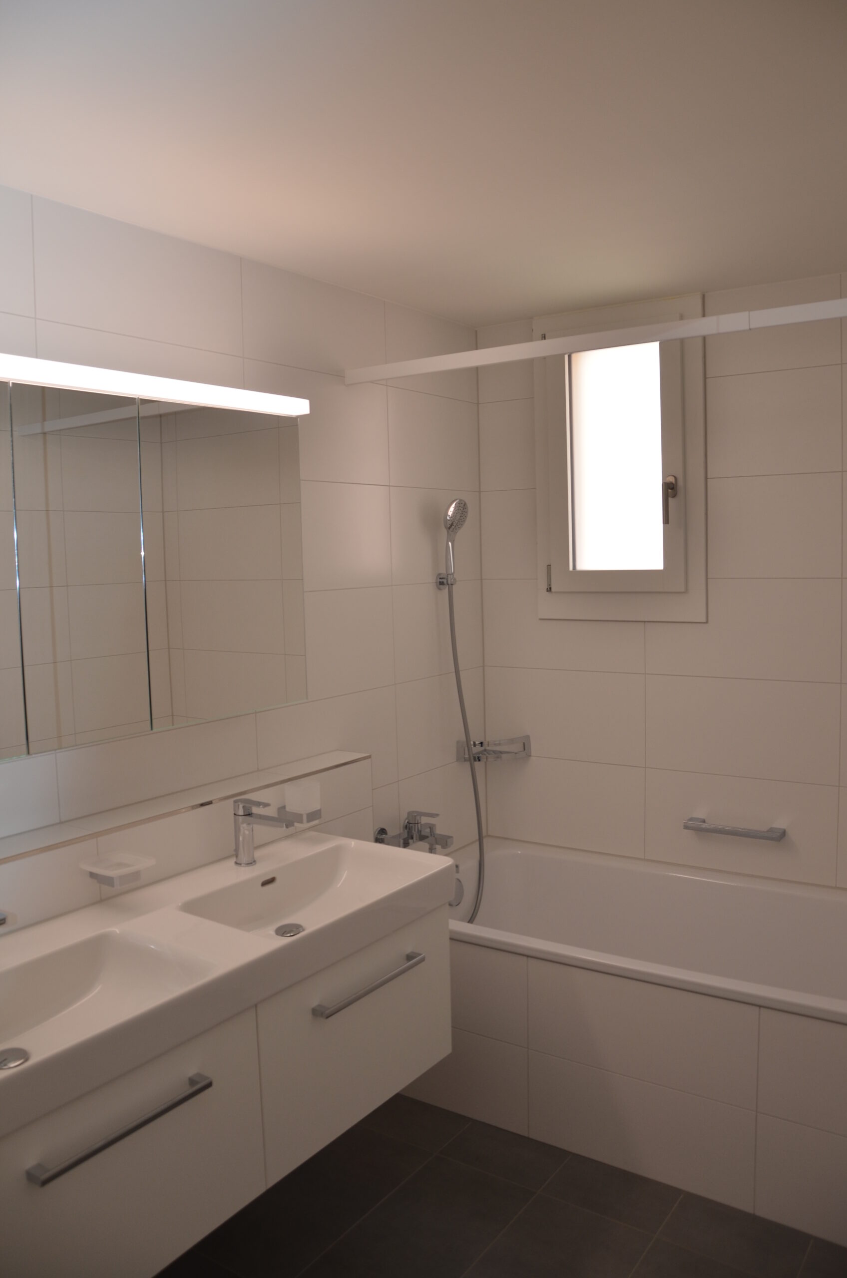 Modernes Badezimmer mit Doppelwaschtisch und Badewanne