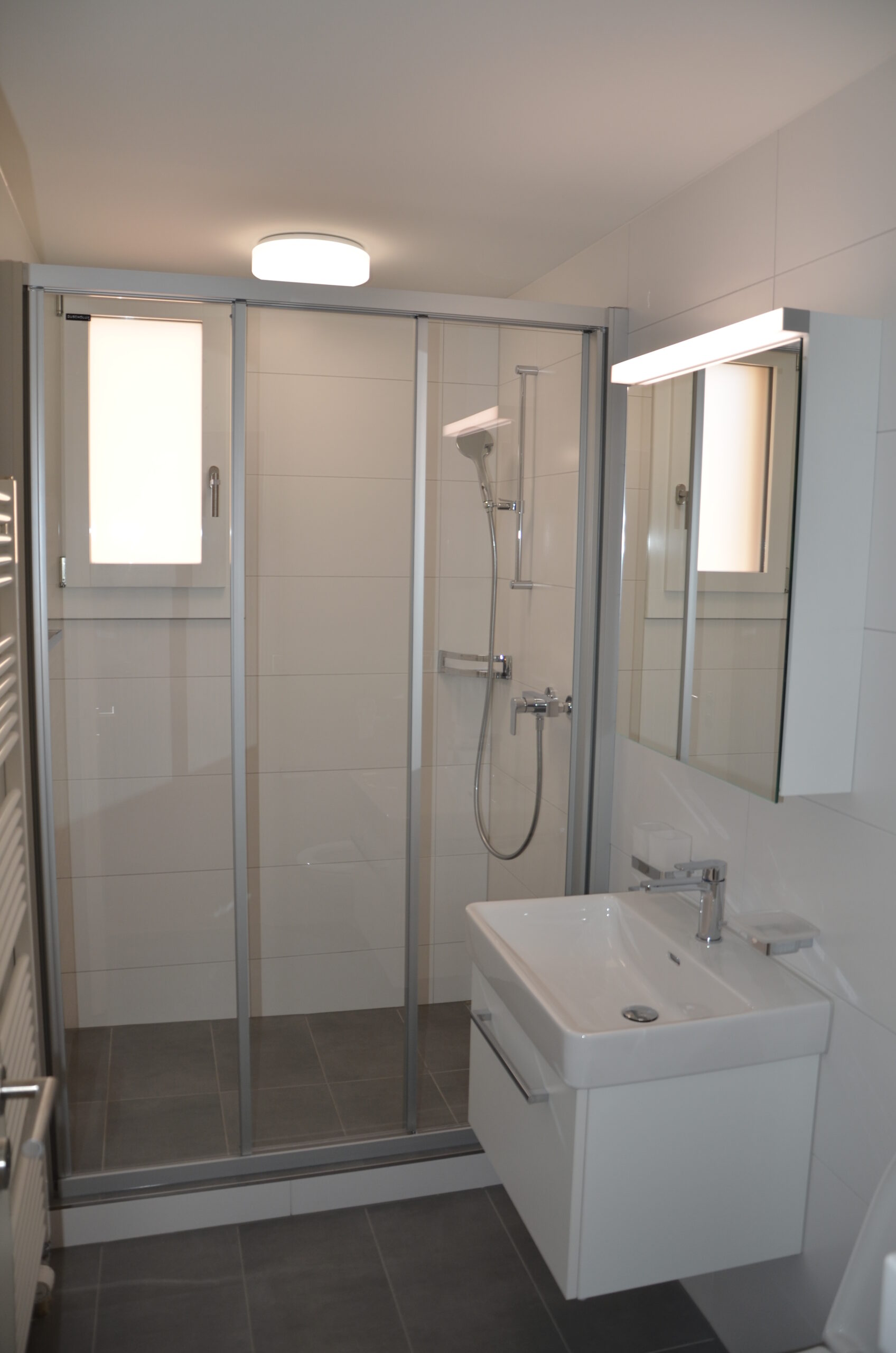 Modernes Badezimmer mit Dusche und Waschtisch