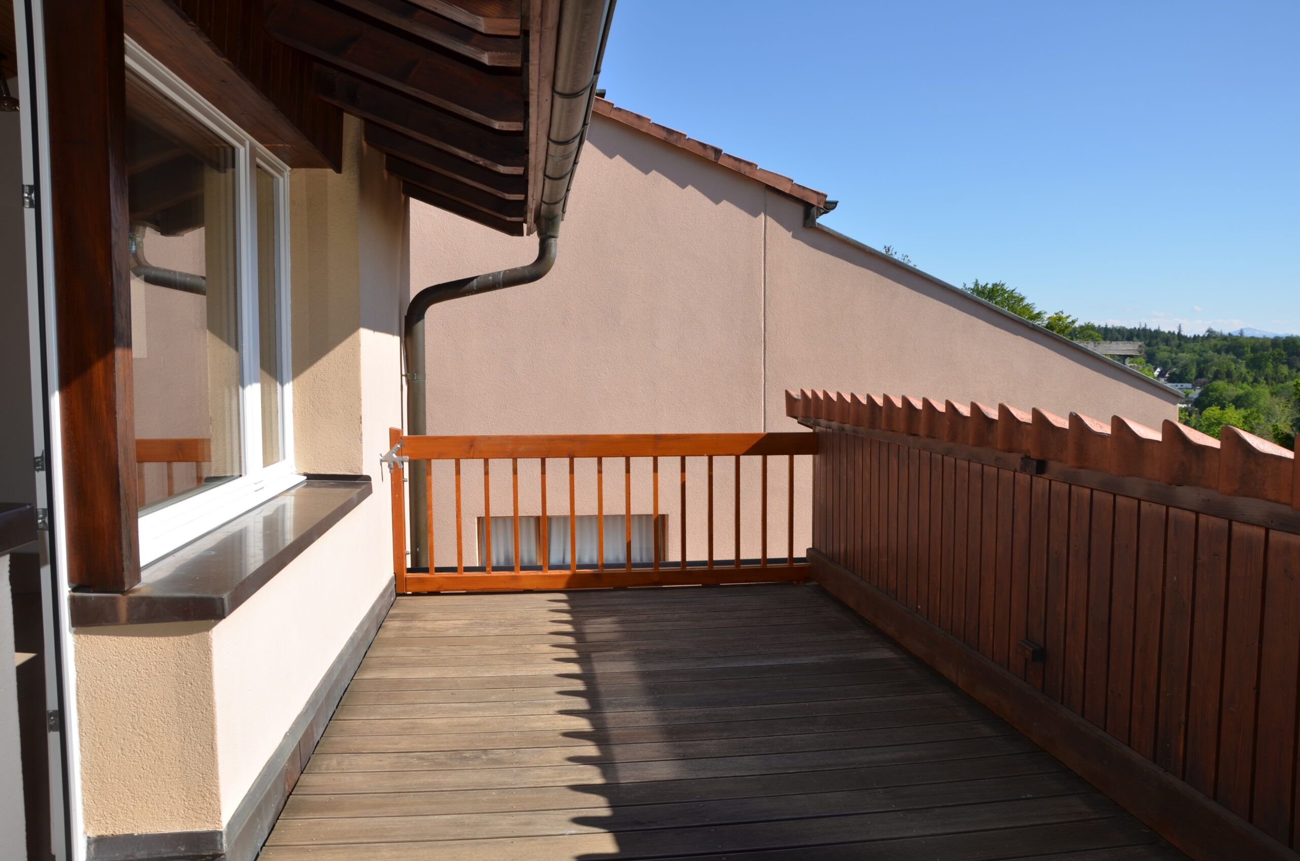 Dachterrasse mit Holzgeländer