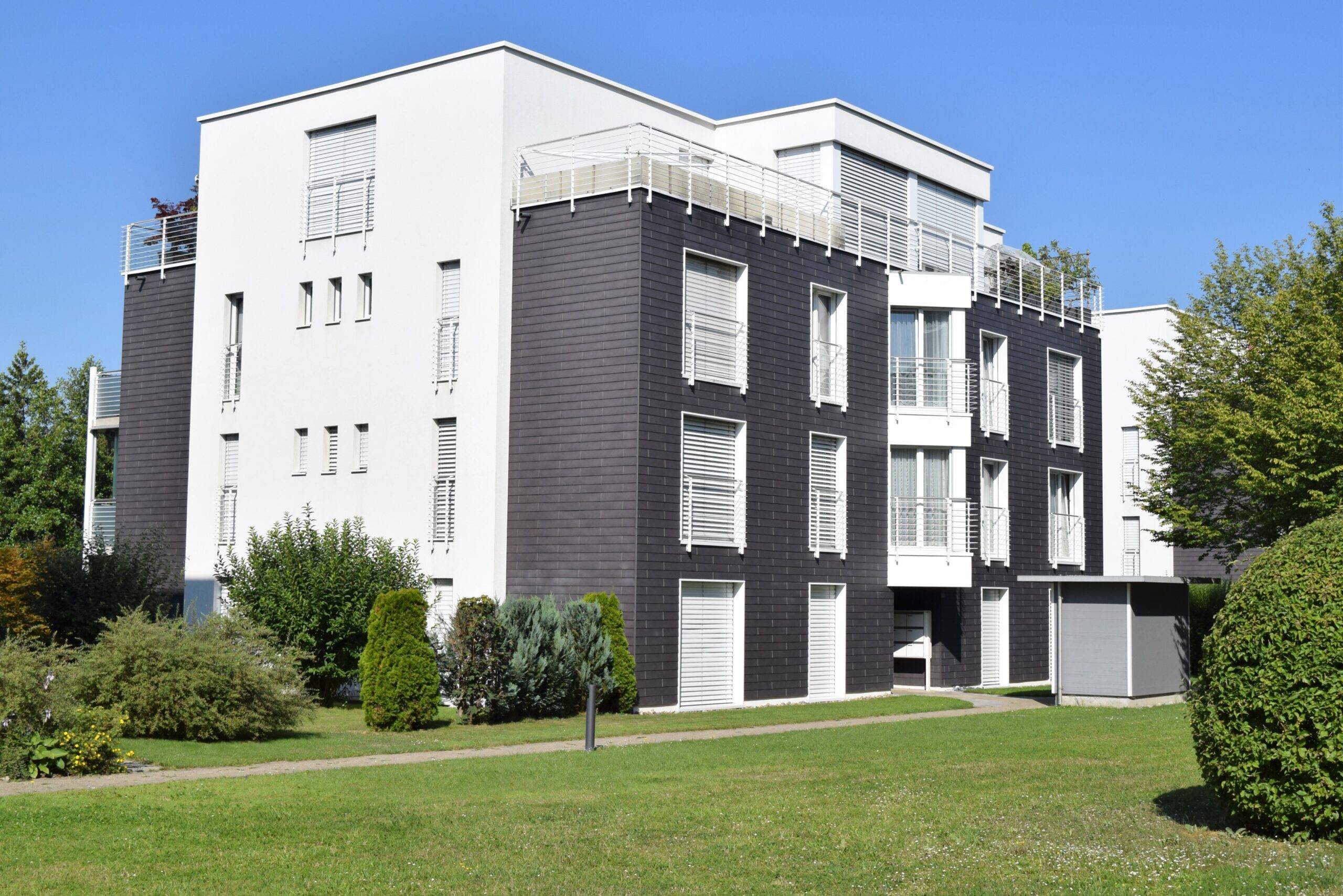 Moderne Wohnanlage mit Balkonen