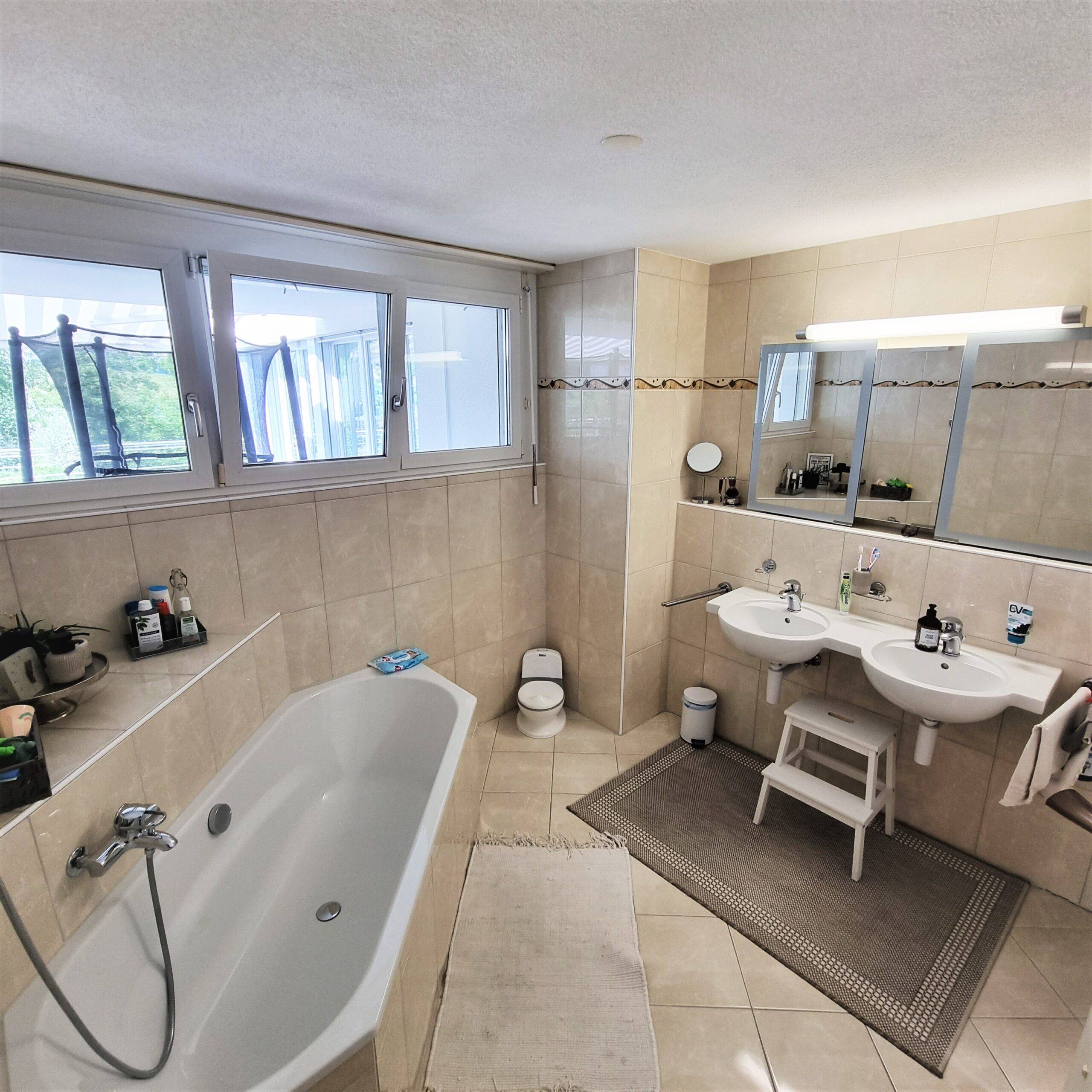 Modernes Badezimmer mit Badewanne und Doppelwaschtisch