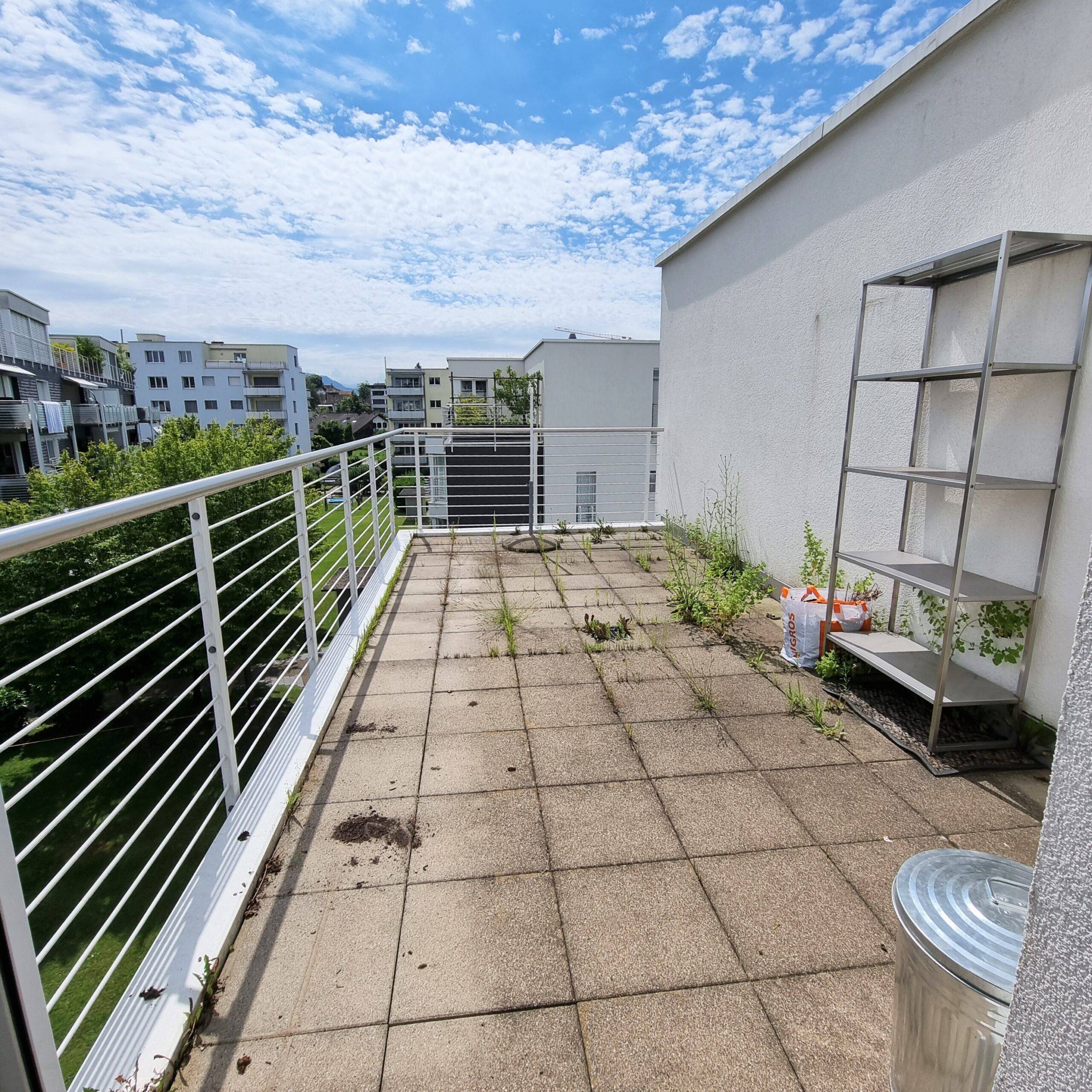 Große Dachterrasse mit Geländer