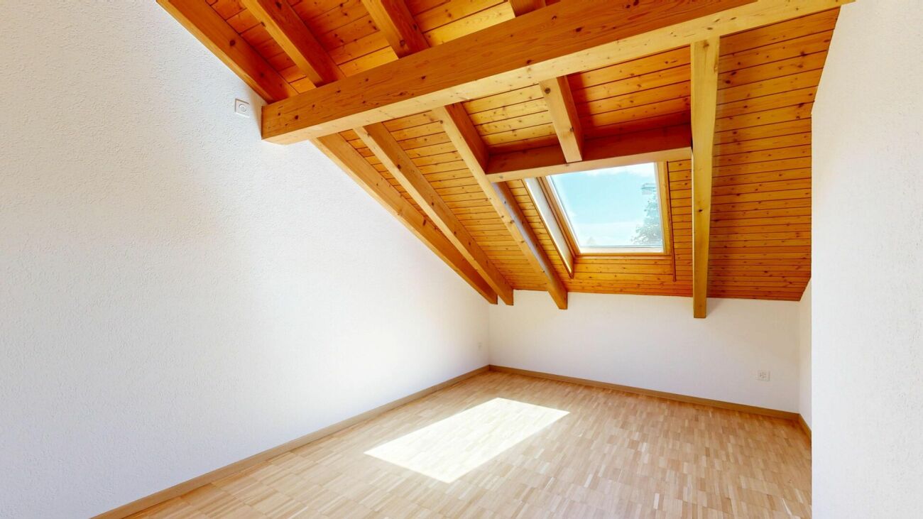 Dachgeschossraum mit Holzdecke