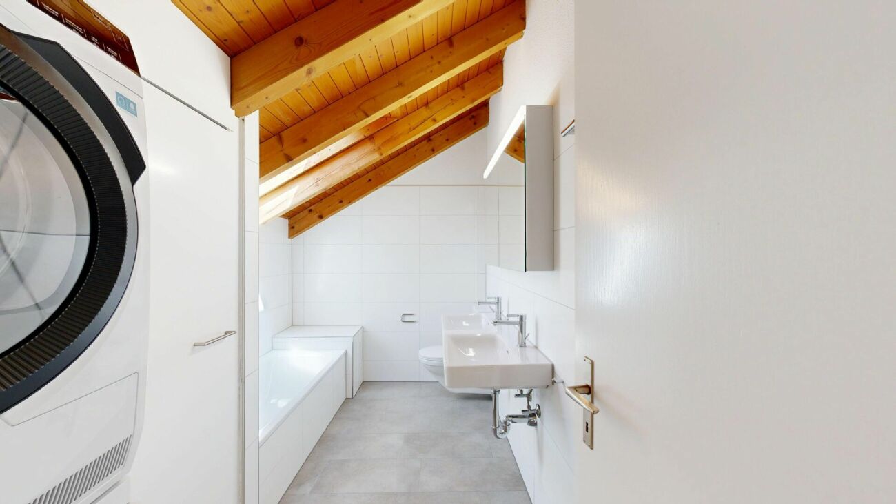 Helles Dachgeschossbad mit Holzdecke