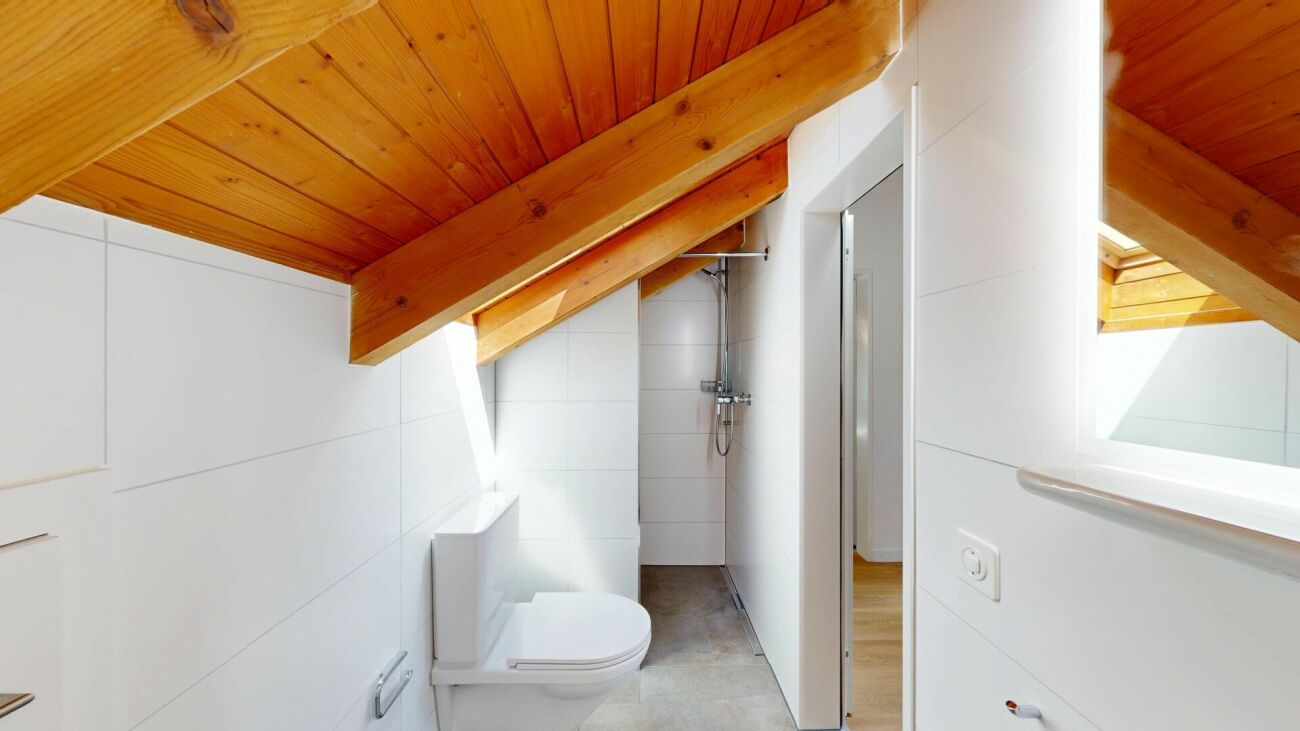 Dachgeschoss-Badezimmer mit WC