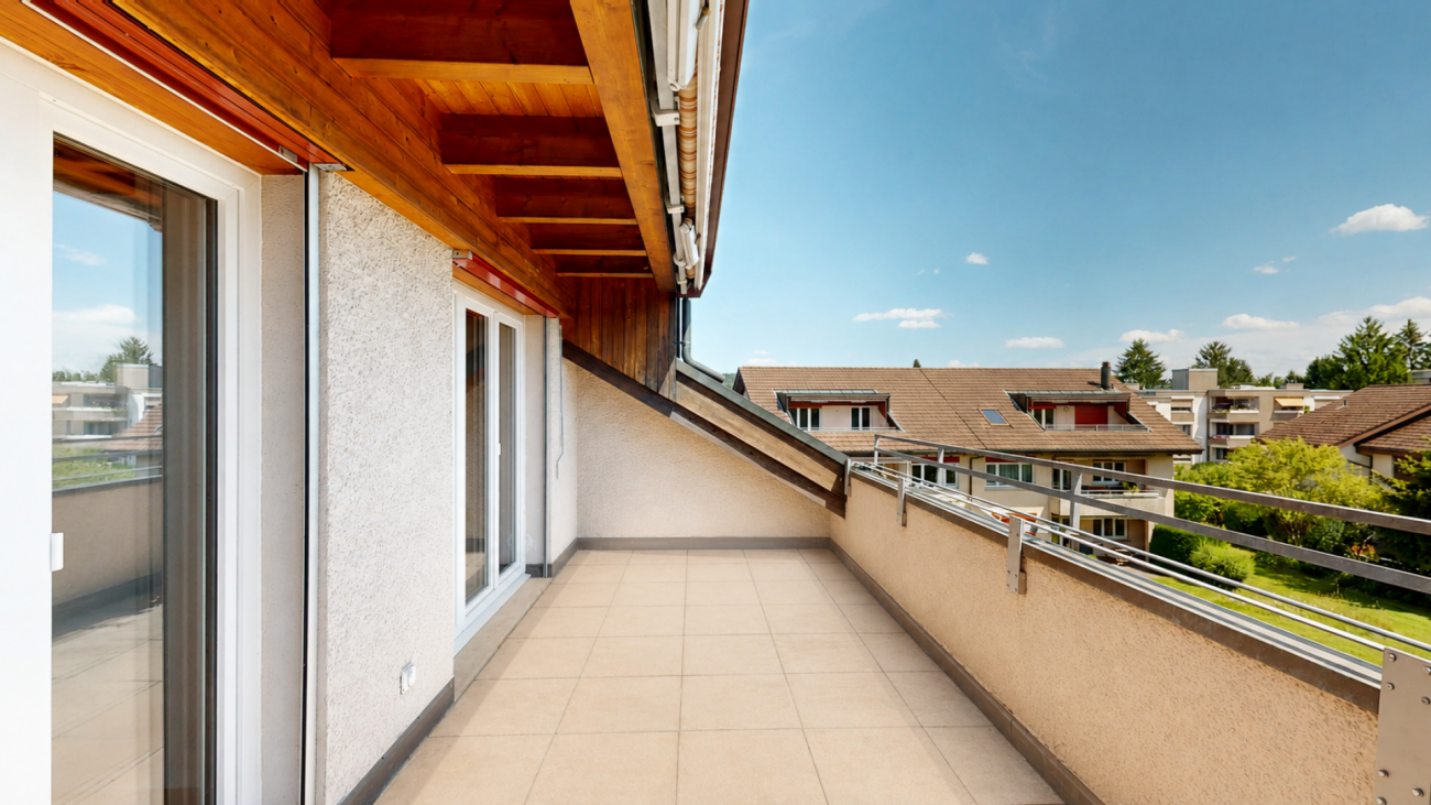 Große Dachterrasse mit Holzüberdachung