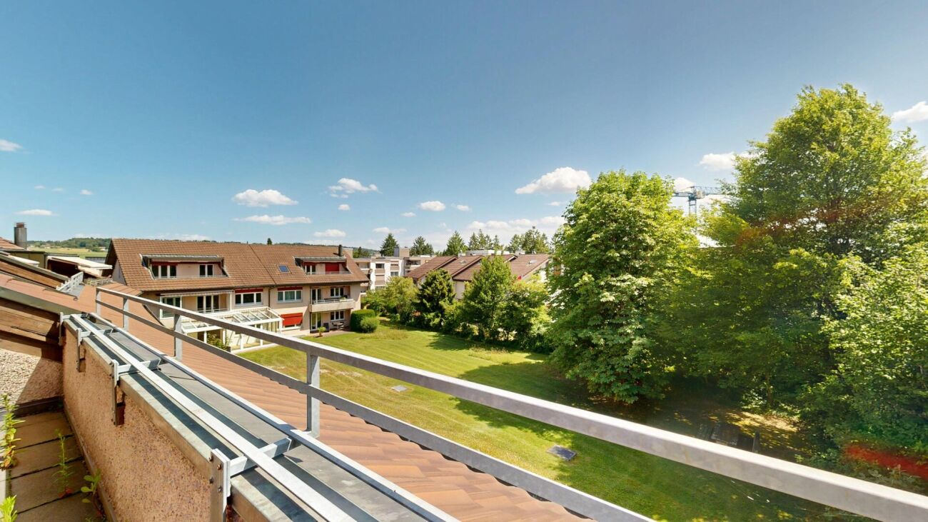 Balkonblick über Wohnanlage und Grünfläche