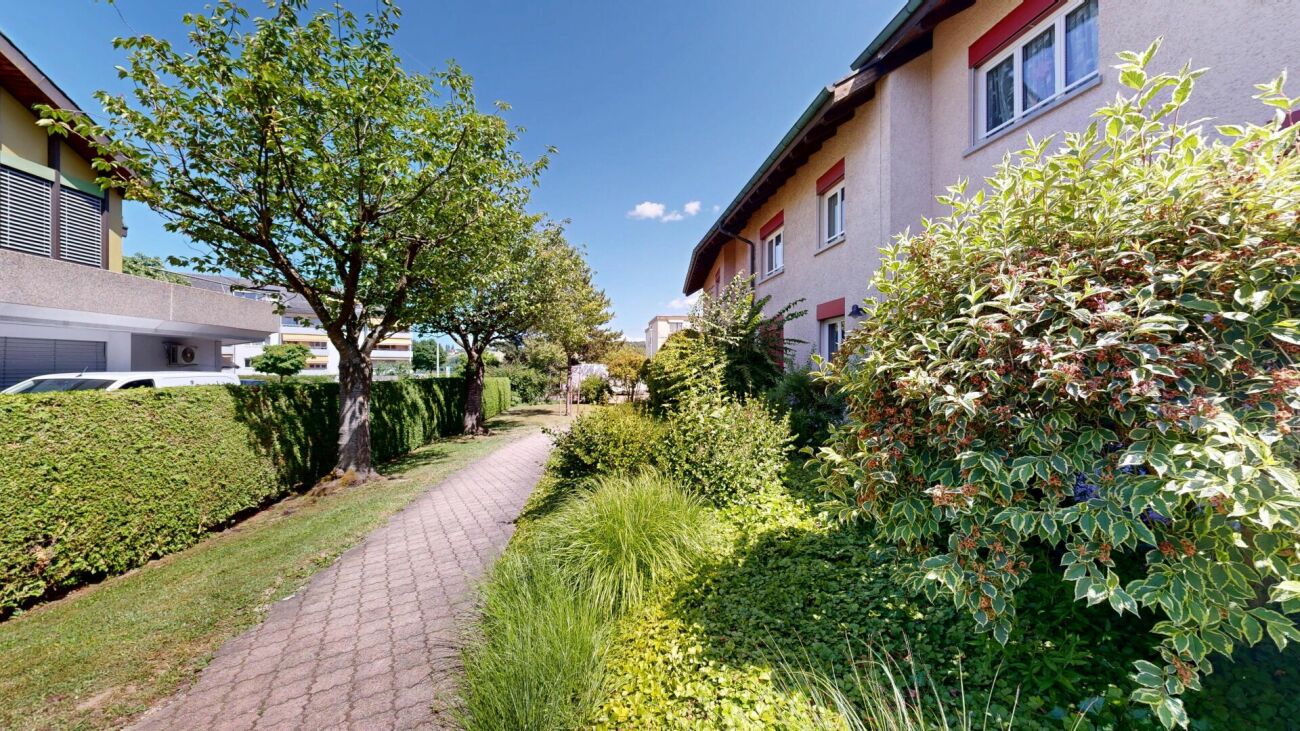 Wohnweg mit Garten und Wohnhäusern