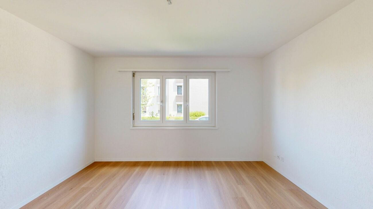 Heller leerer Raum mit Fenster