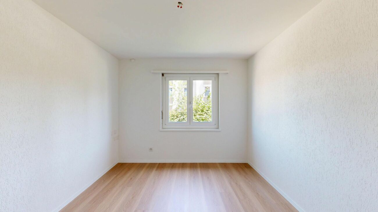 Leerer heller Raum mit Fenster