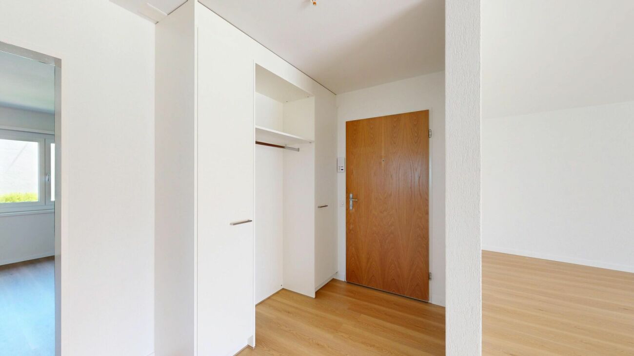 Heller Eingangsbereich mit Einbauschrank