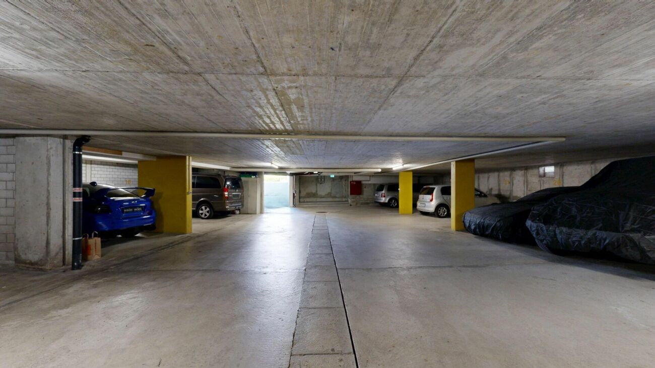 Tiefgarage mit geparkten Fahrzeugen