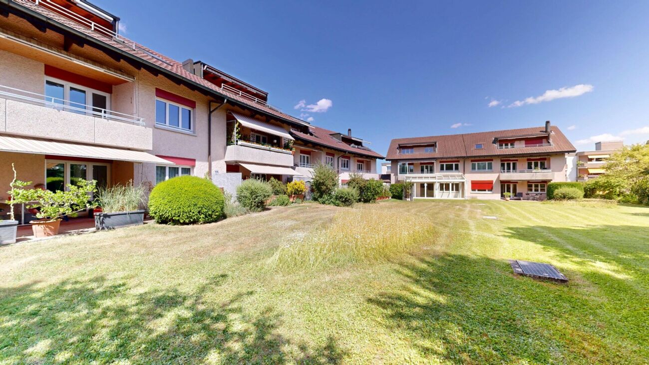 Wohnanlage mit großen Rasenflächen