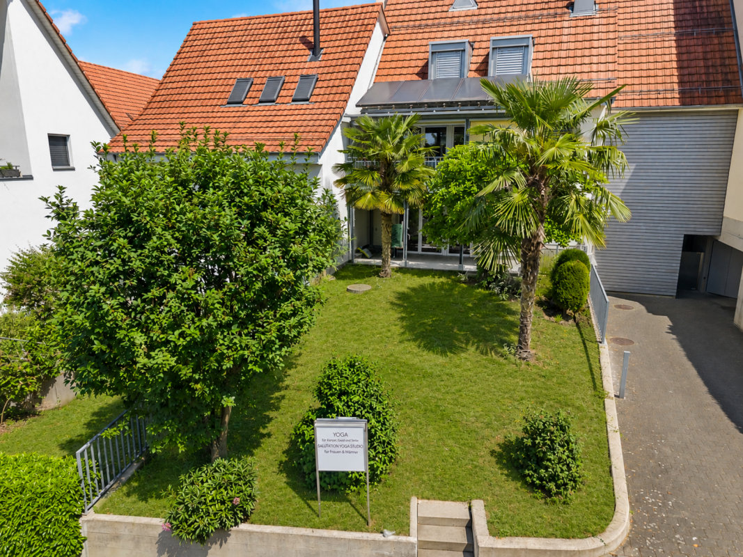 Wohnhaus mit Garten und Palmengrün
