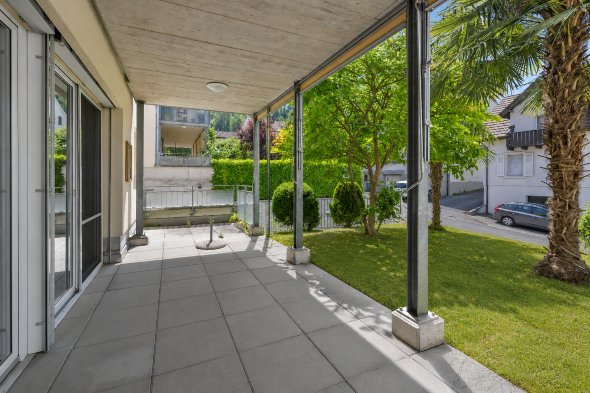 Überdachte Terrasse mit Gartenblick