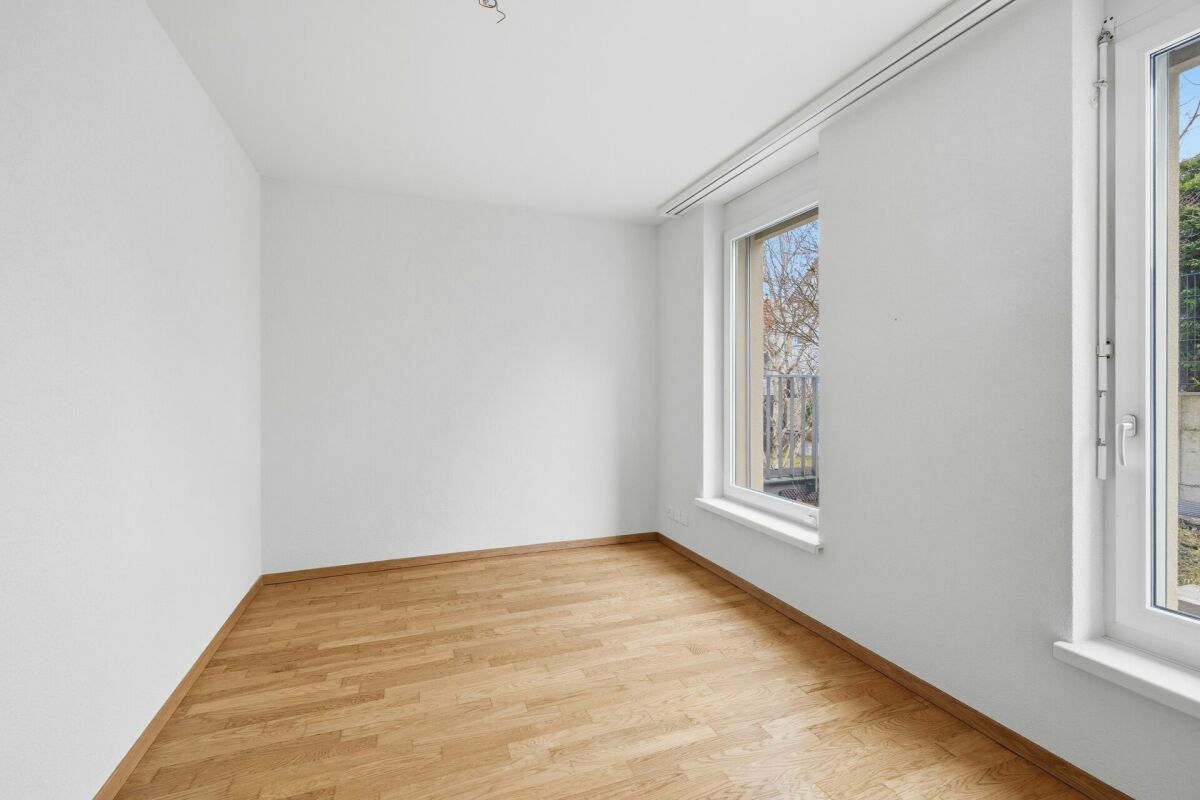 Leerer heller Raum mit Holzfußboden
