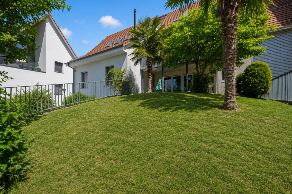 Außenansicht eines Hauses mit Garten