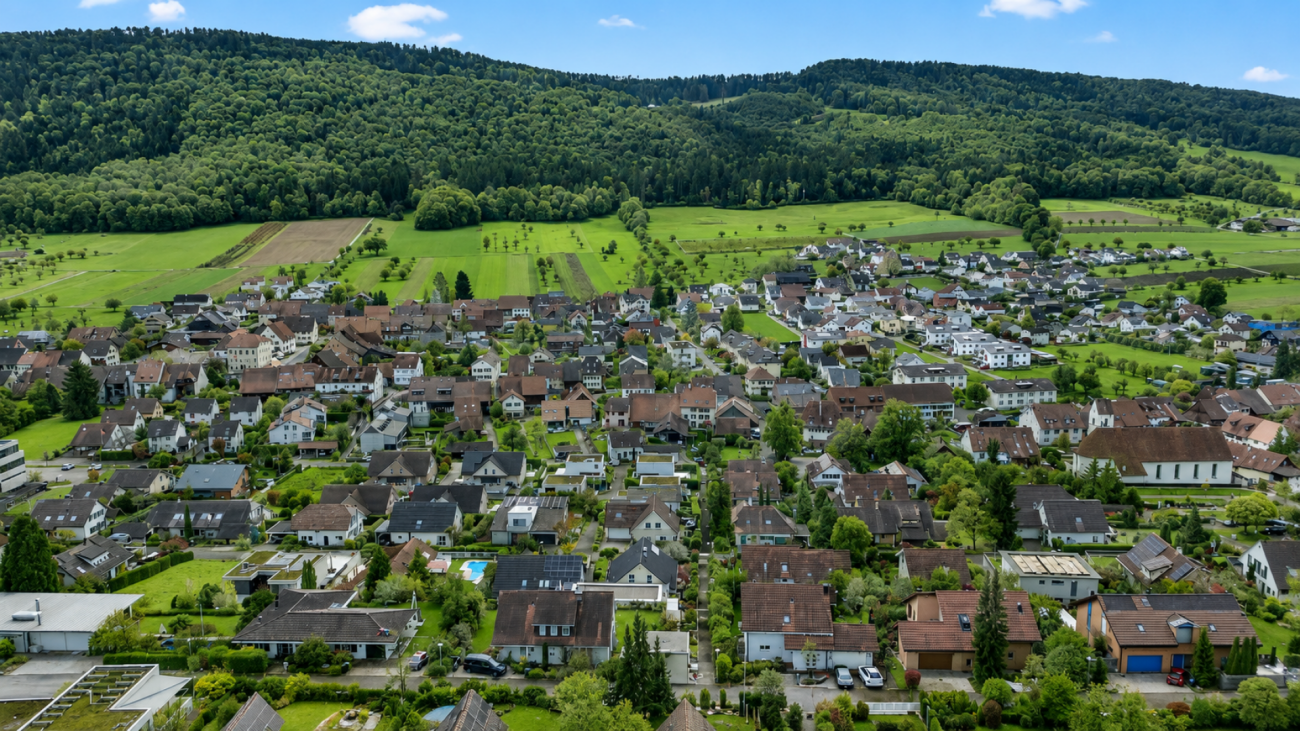 Luftaufnahme eines Wohnorts im Grünen