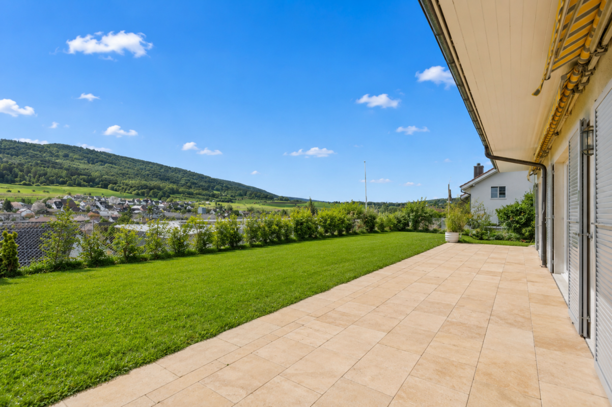 Terrasse mit Garten und Bergblick