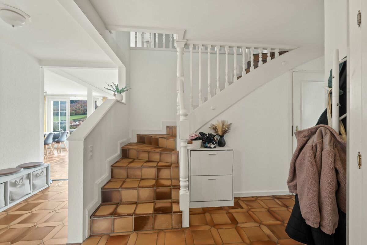Flur mit Treppe und Garderobe