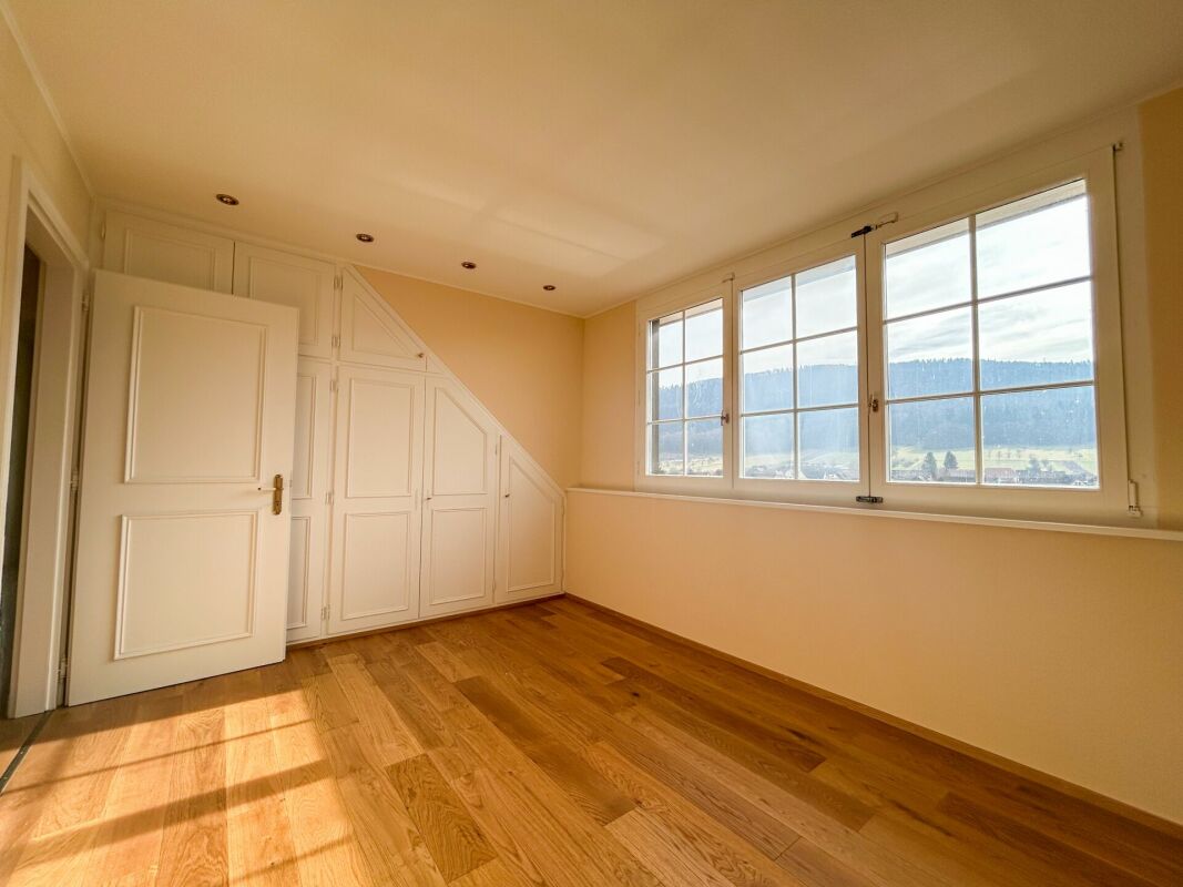 Helles Dachzimmer mit Blick ins Grüne