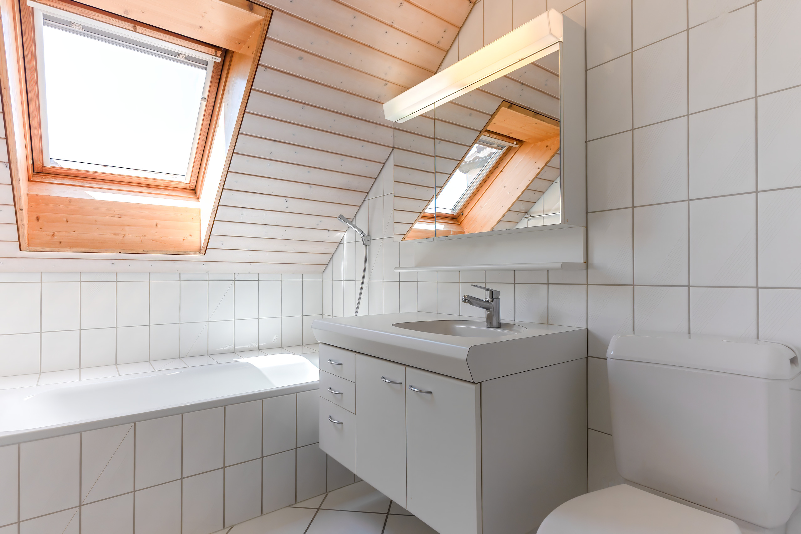 Helles Dachgeschoss-Badezimmer mit Dachfenstern
