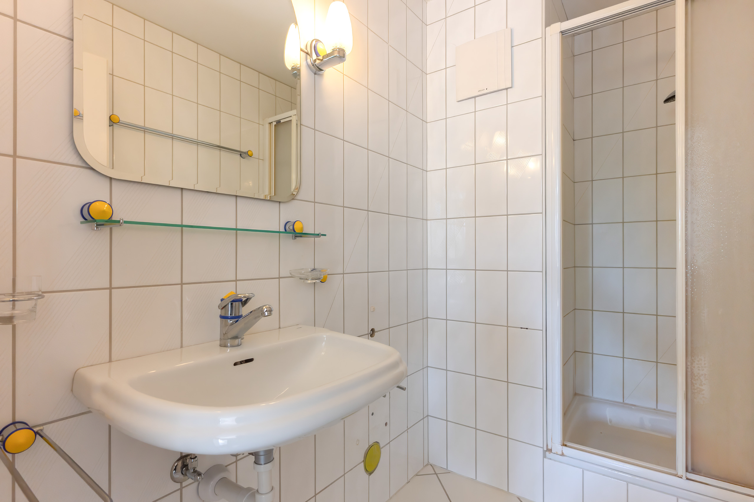 Kompaktes Bad mit Waschbecken und Dusche