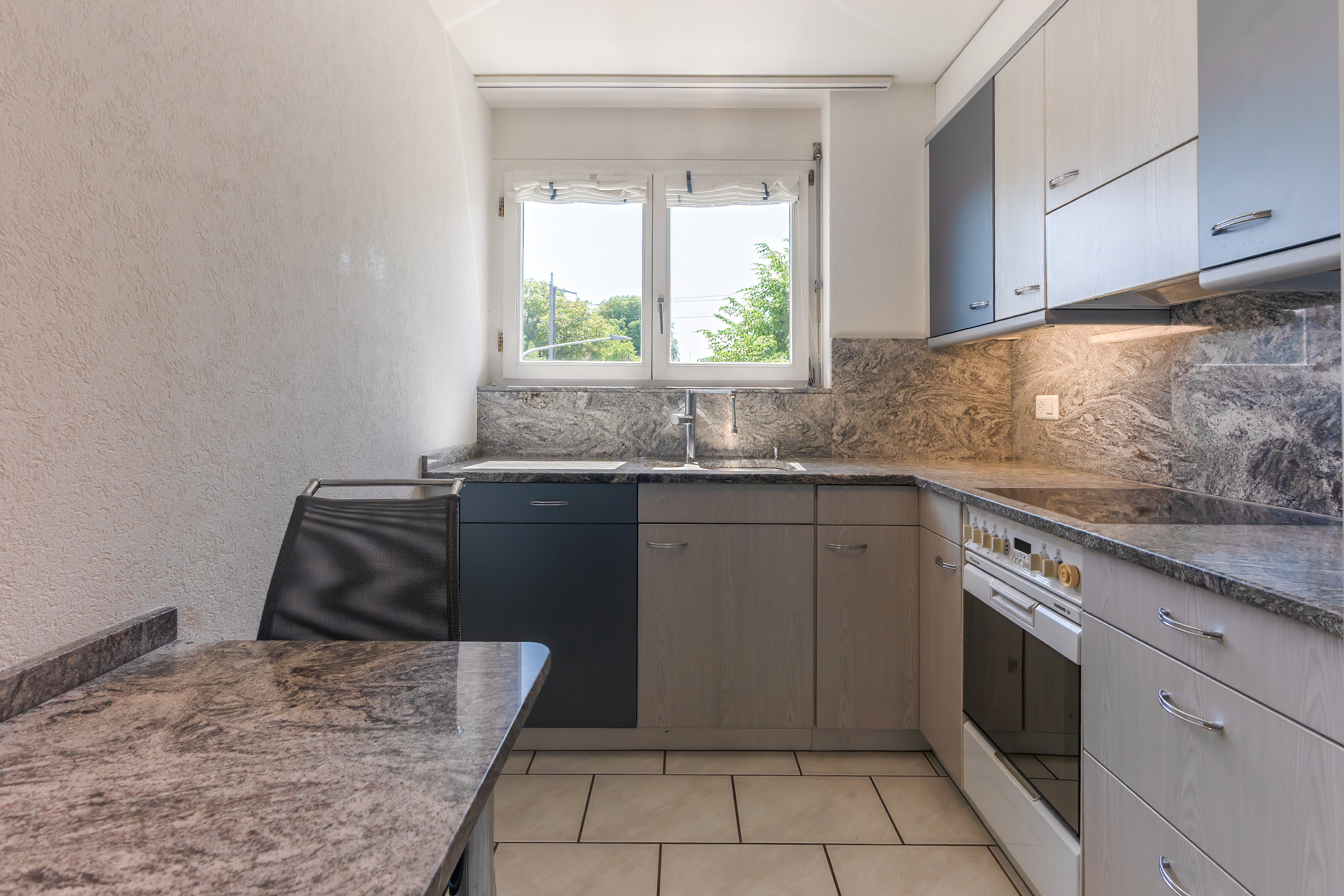 Kleine moderne Küche mit Granitarbeitsplatten