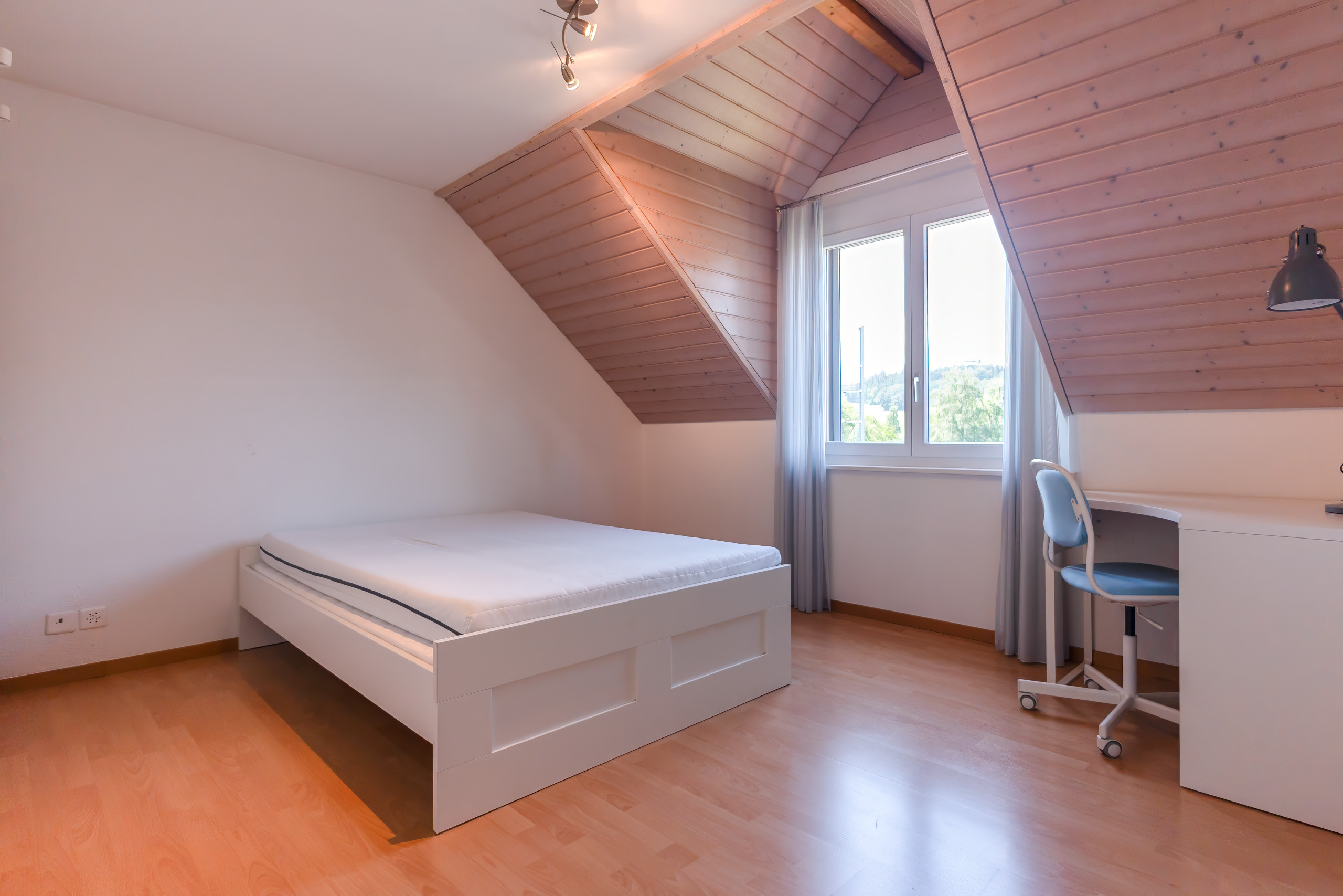 Dachgeschoss-Schlafzimmer mit Arbeitsplatz