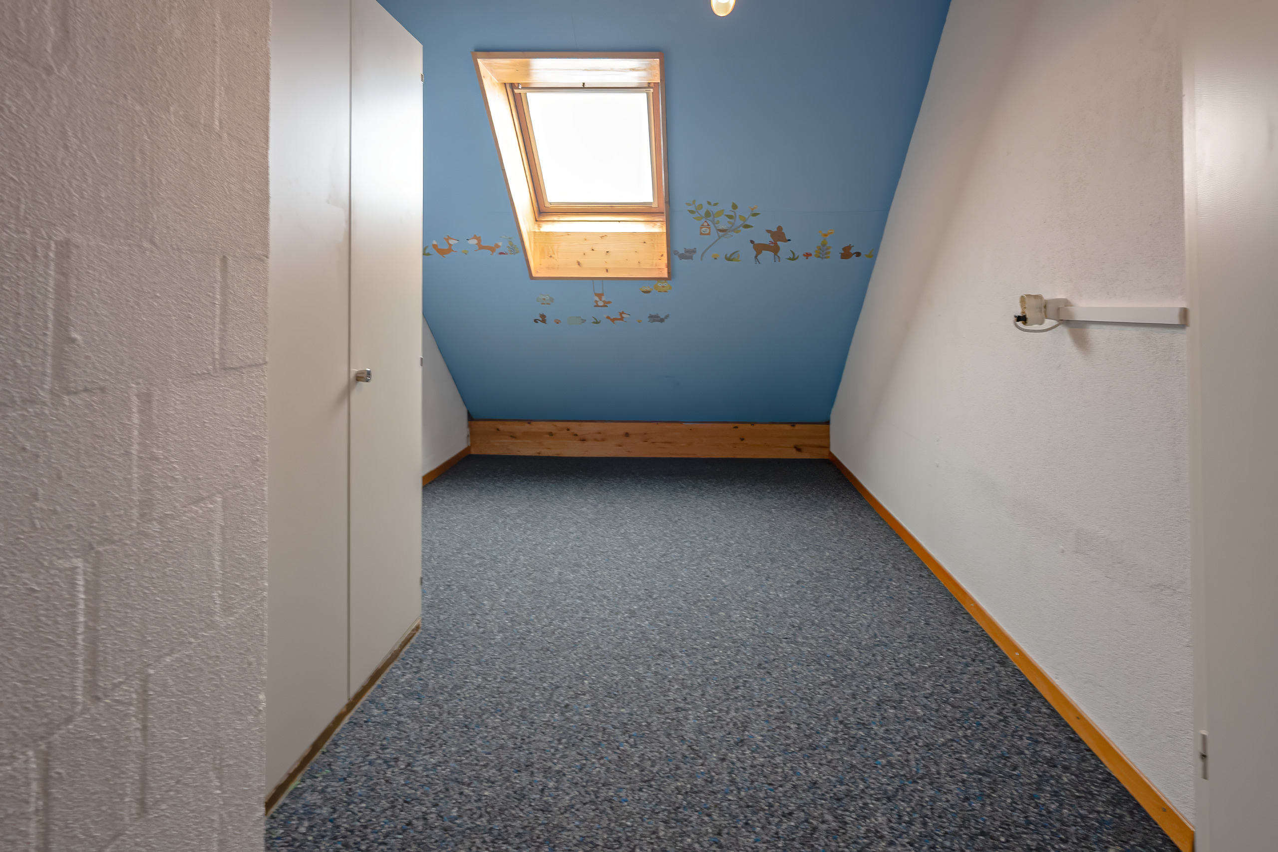 Dachgeschossraum mit Dachfenster