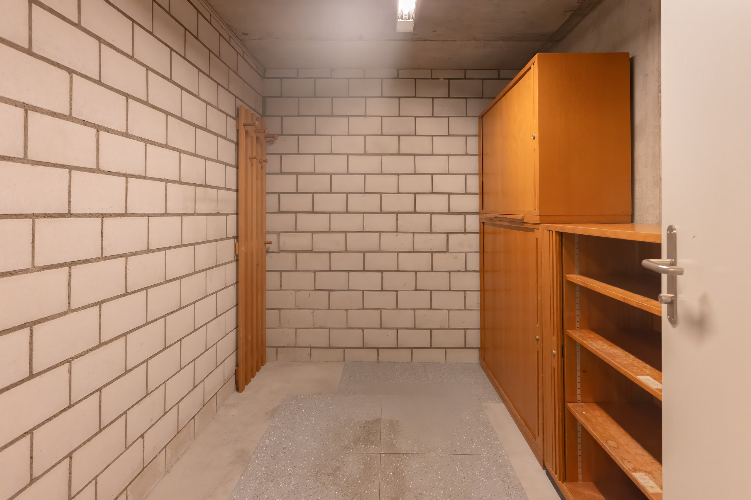 Kleiner Kellerraum mit Regalen und Einbauschrank
