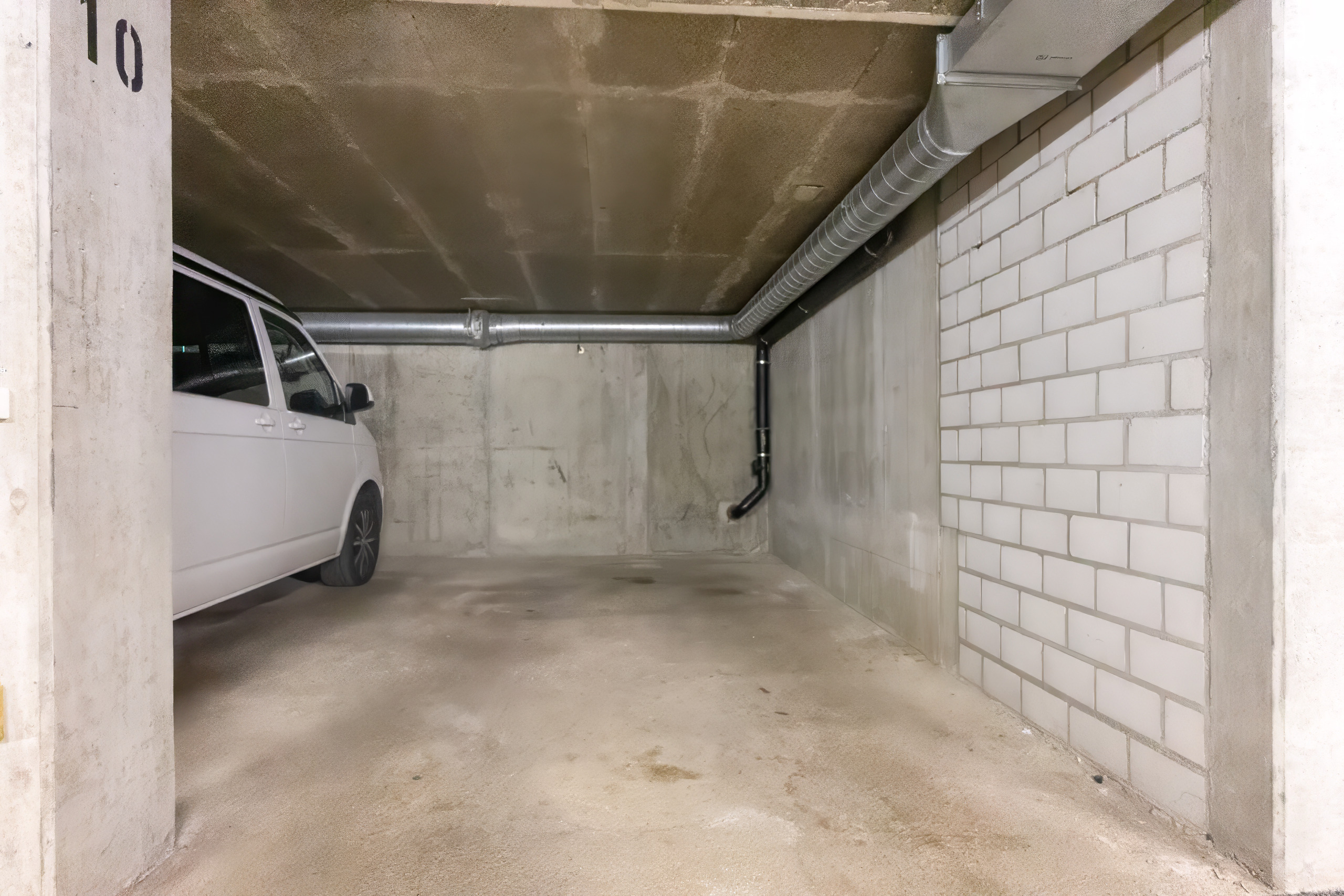 Tiefgarage mit Transporter