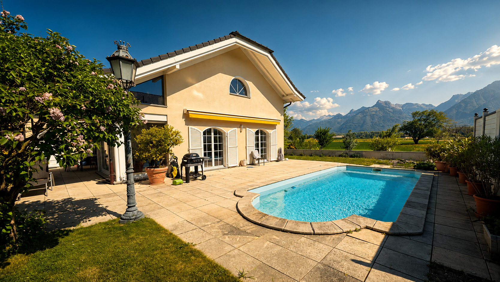 Außenansicht mit Pool und Bergpanorama