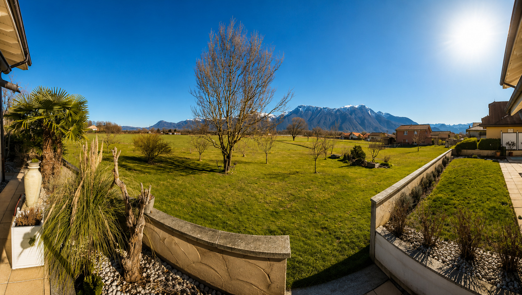 Großzügiger Garten mit Bergblick