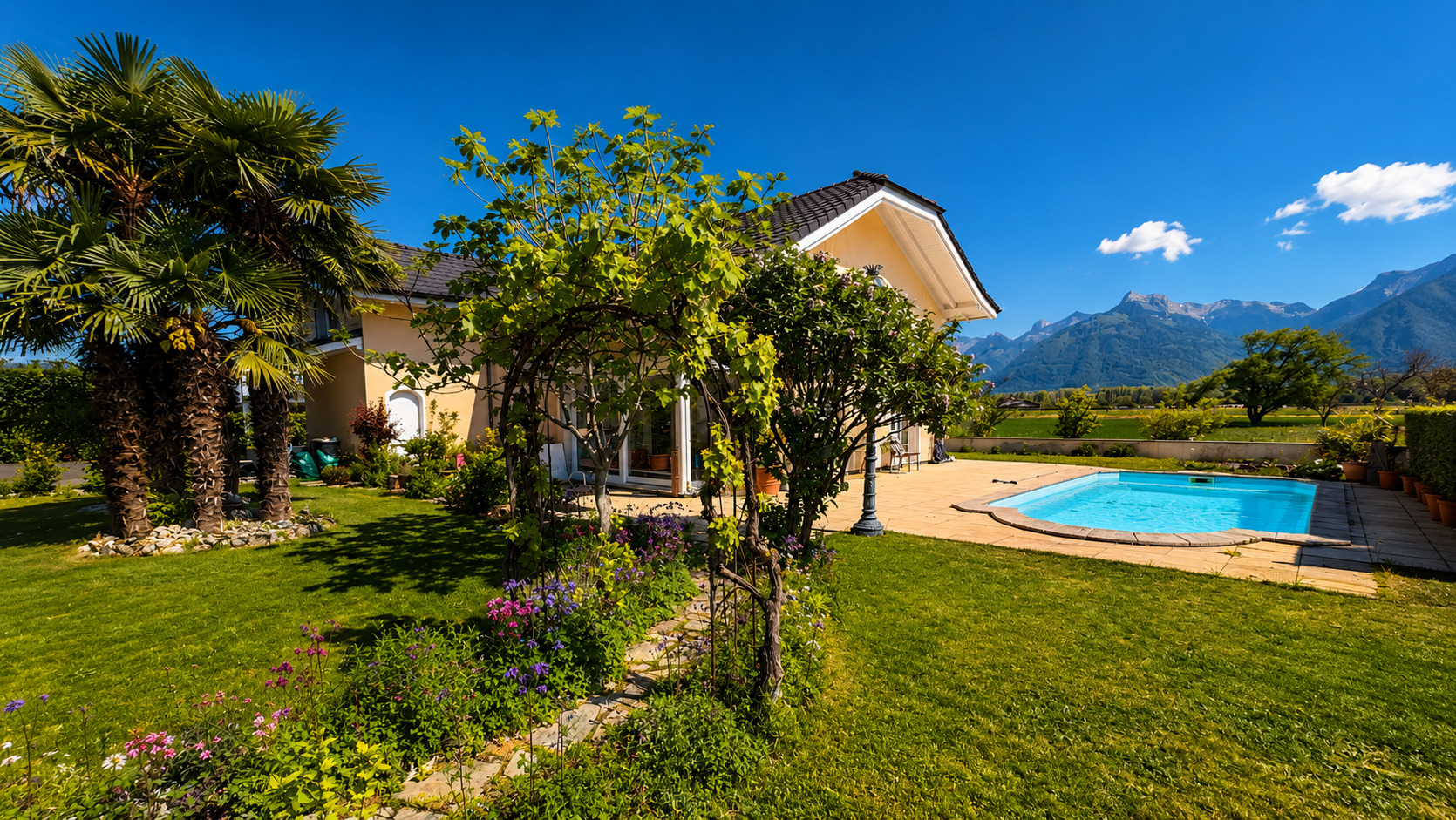 Villa mit Pool und Bergblick