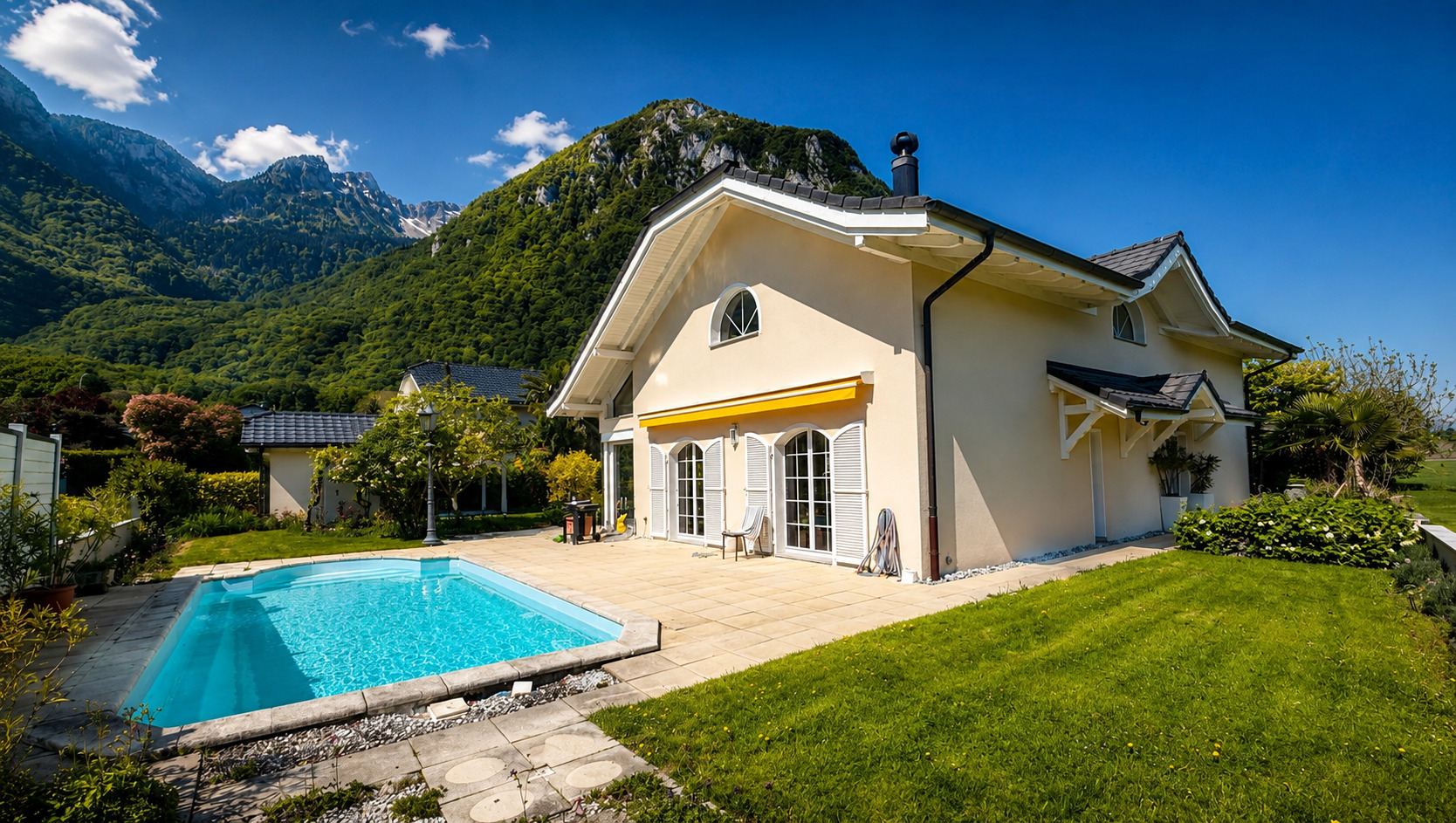 Villa mit Pool und Bergblick