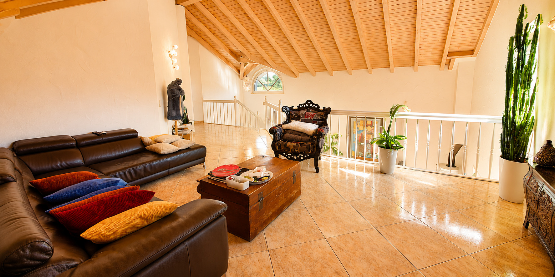 Helles Wohnzimmer mit Galerie und Holzbalkendecke