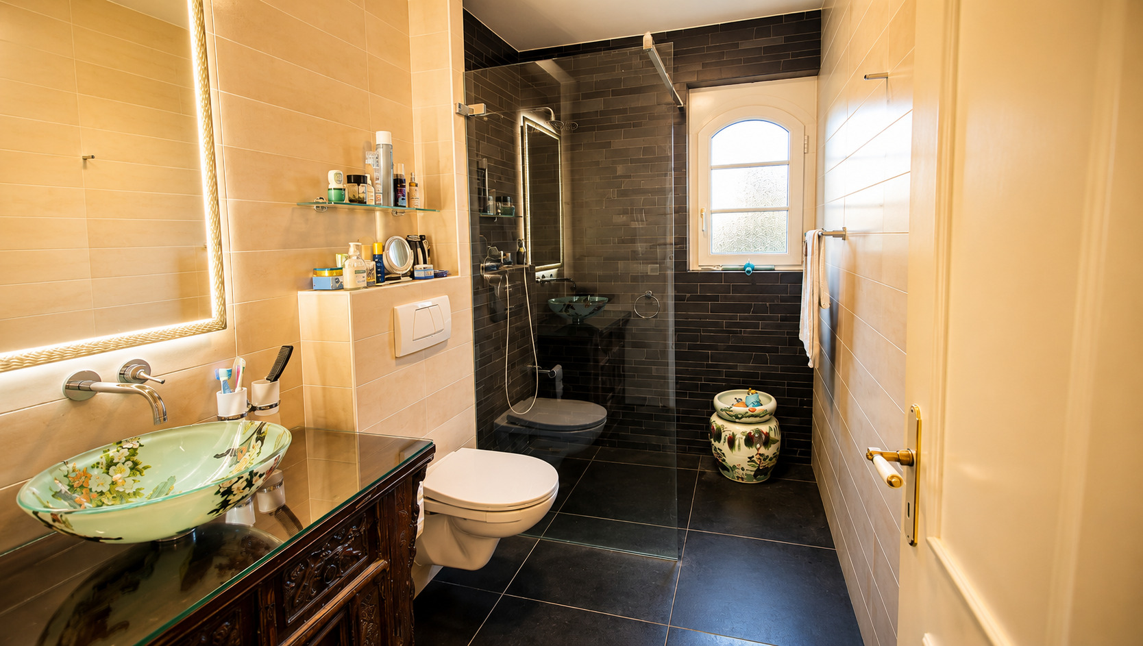 Modernes Badezimmer mit dunkler Dusche und dekorativen Waschbecken