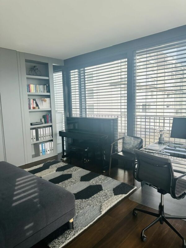 Helles Arbeitszimmer mit Panoramafenstern