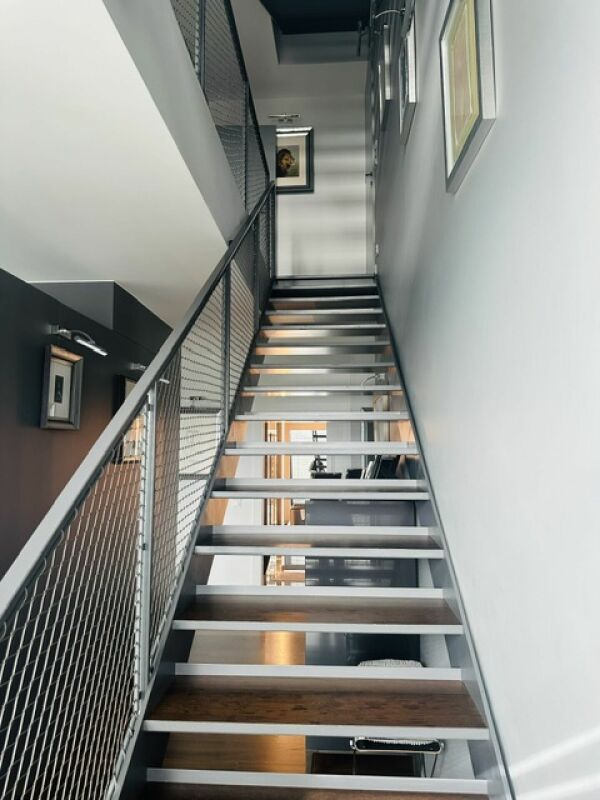 Modernes Treppenhaus mit offener Metalltreppe