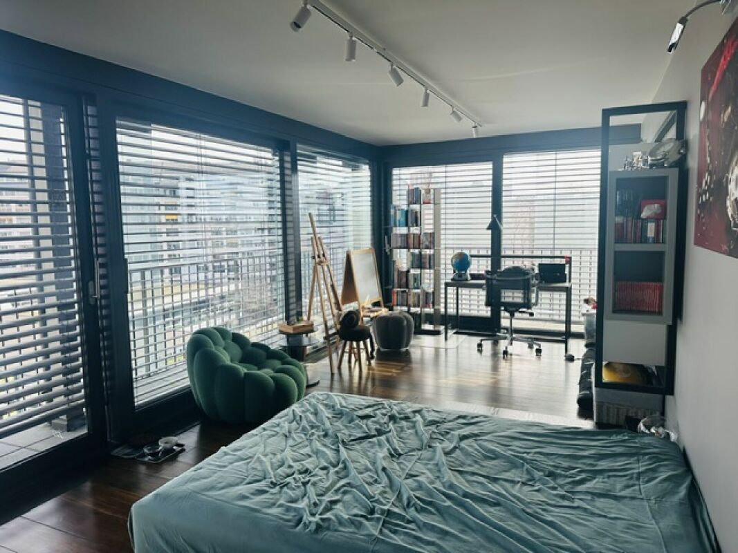 Modernes Schlafzimmer mit bodentiefen Fenstern und Arbeitsbereich