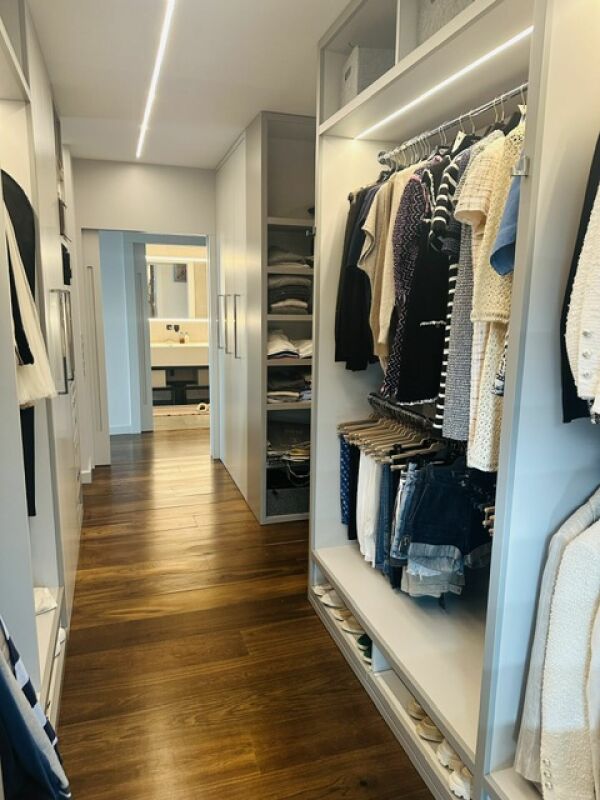 Ankleidegang mit offenem Kleiderschrank