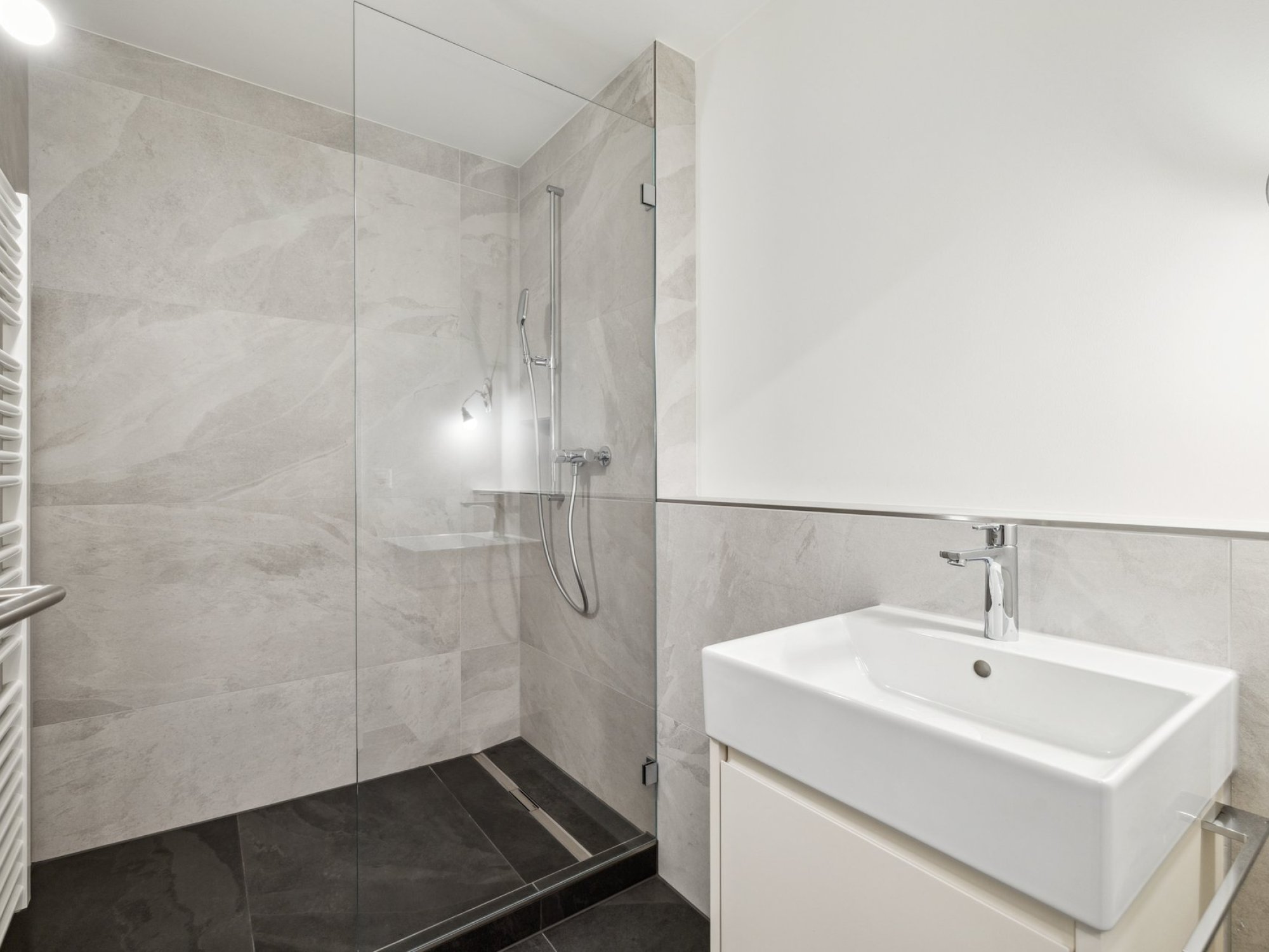 Modernes Badezimmer mit Walk-in-Dusche und Waschtisch