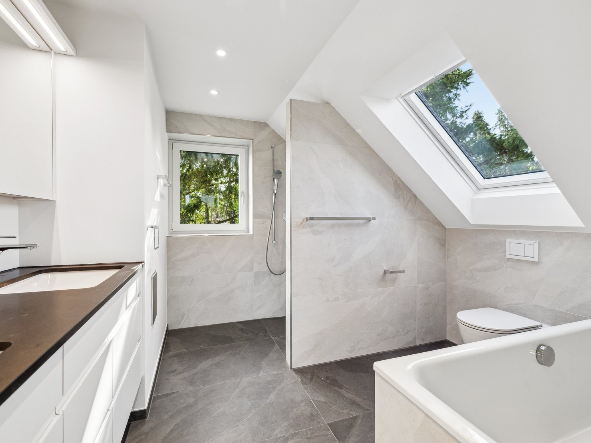 Modernes Badezimmer unter dem Dach
