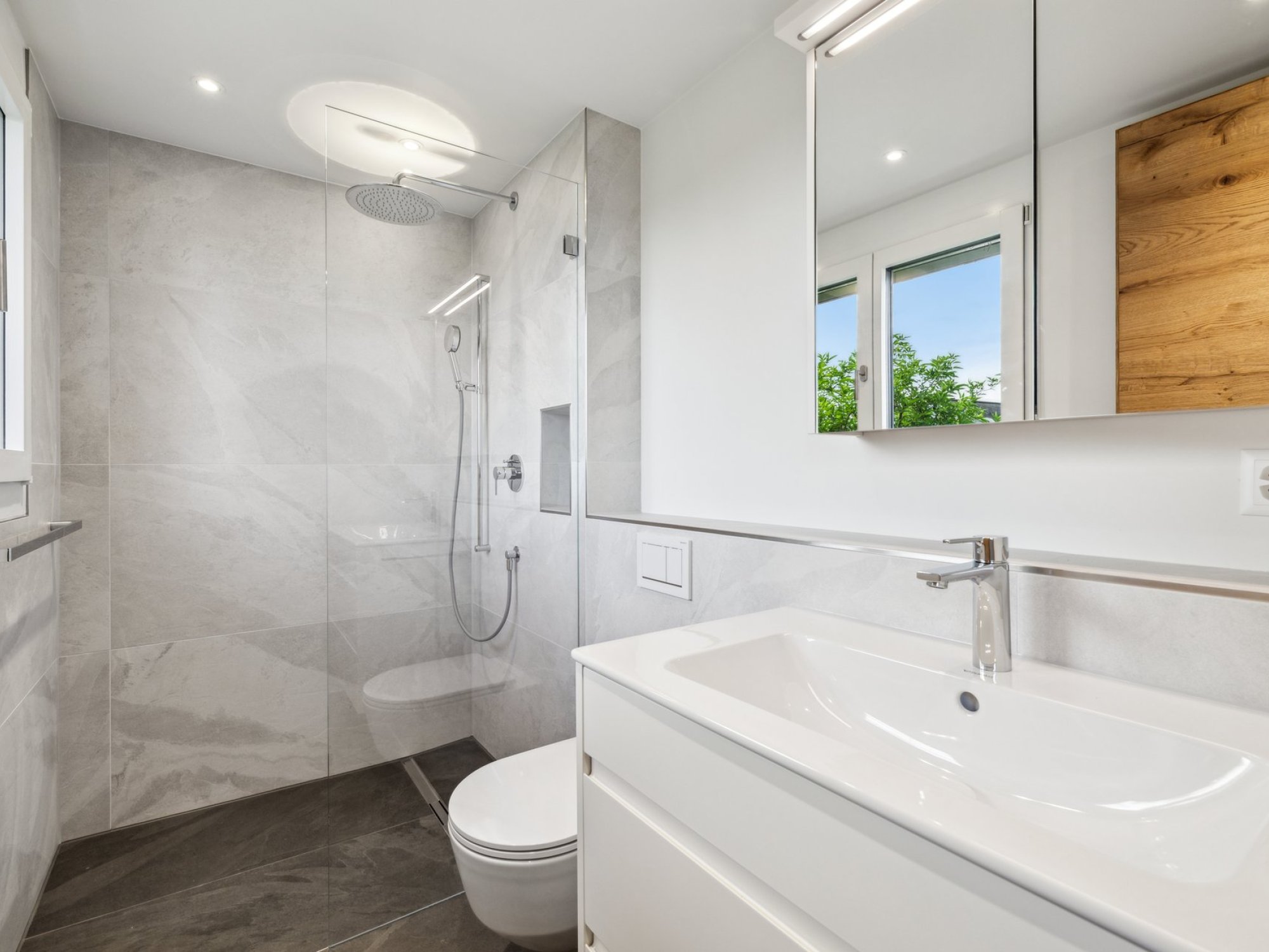 Modernes Badezimmer mit begehbarer Dusche